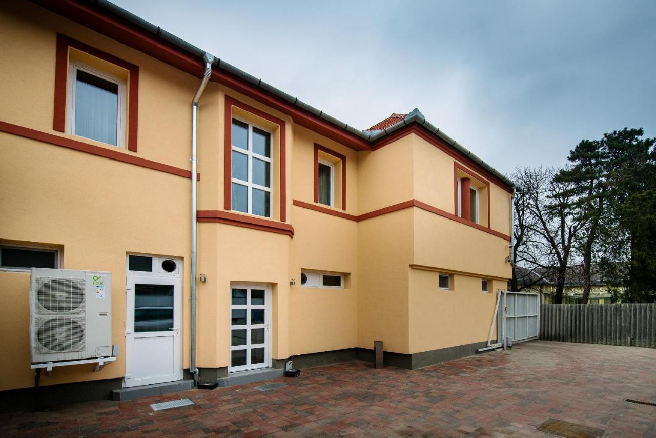 Lux Panzio Hotel Szarvas Exterior photo